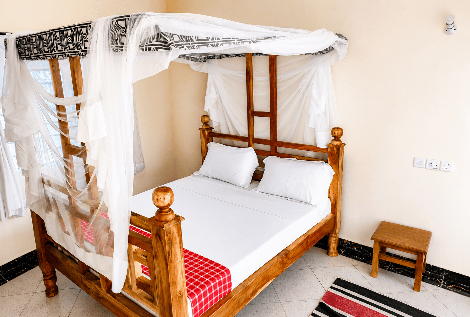standardroom queensize bed with net villa verona gardens