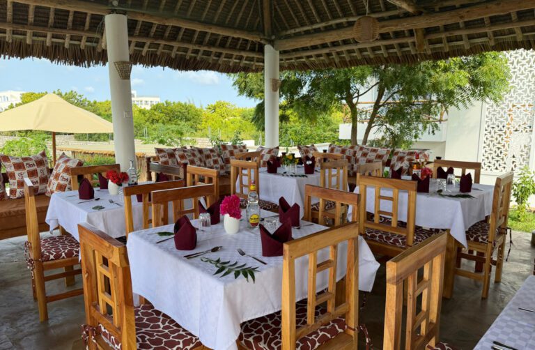 villa verona garden restaurant watamu setting1