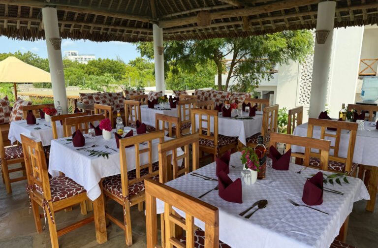 villa verona garden restaurant watamu setting4