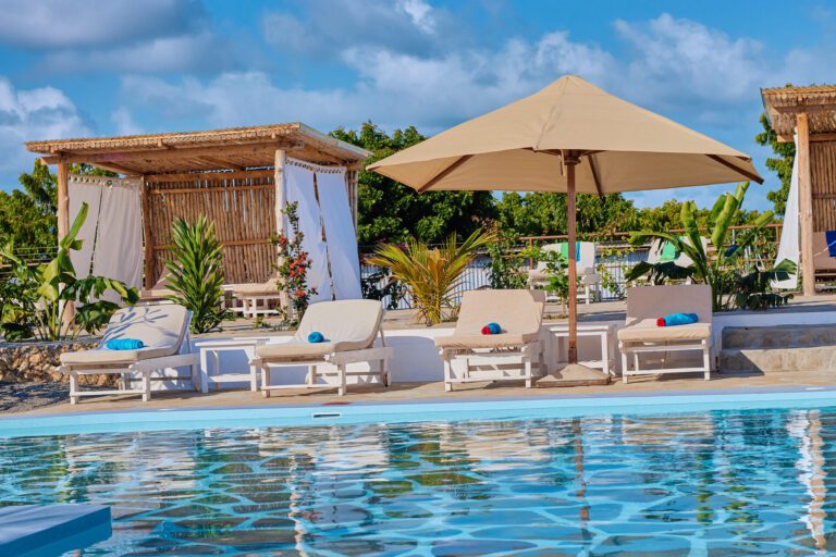 villa verona gardens watamu swimming pool sunbathing 1