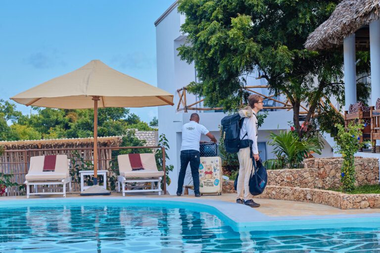 villa verona gardens watamu swimming pool sunbathing clients arriving